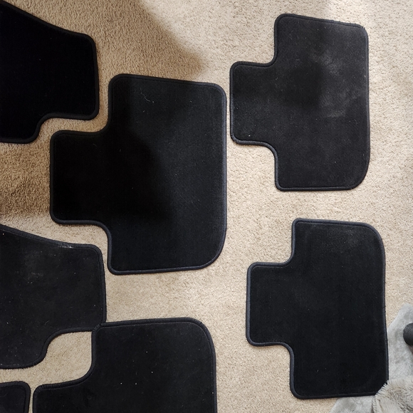 2 Sets Of Chrysler 300 Floor Mats - Picture 7 of 9